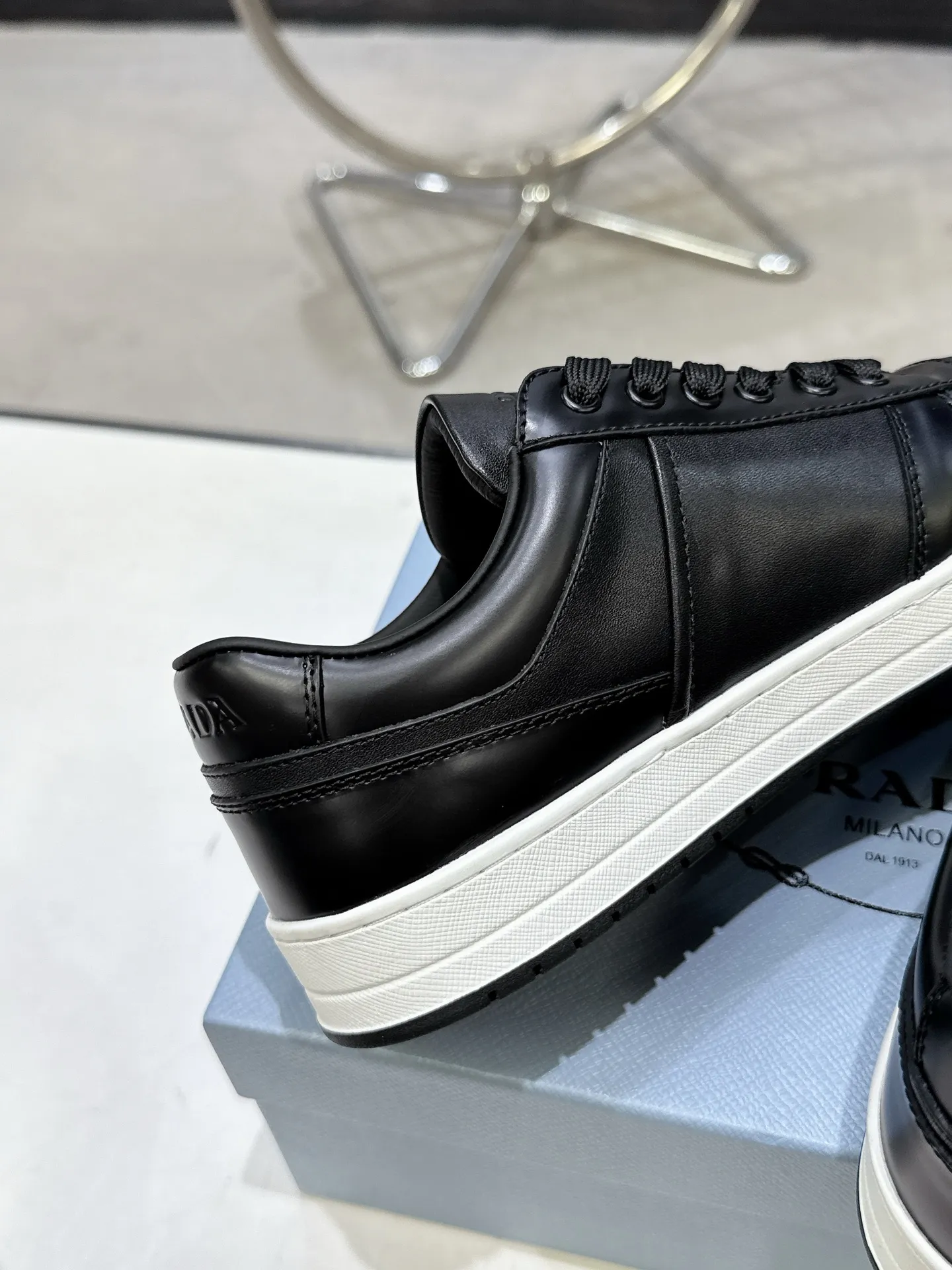 👟👟Ex-factory price 580👟👟 Couple style Prada Latest Downtown Bold series Triangle logo Casual sneakers White shoes Original purchase, development and production Downtown Bold sneakers are inspired by the basketball shoes of the 1980s, with a sporty design and exquisite details. Crafted from perforated leather, the statement platform sole provides a unique, modern style. The Prada logo is interpreted from different angles, decorated with the iconic enameled triangular metal logo, highlighting the unique classic style. Exquisite packaging at the delivery counter🛍📦 ▪️Fabric: Original custom imported first-layer cowhide ▪️Lining: Original imported soft sheepskin ▪️Outsole: Original open-molded rubber bottom material ▪️Size: Women's 35-40 Men's 39-45